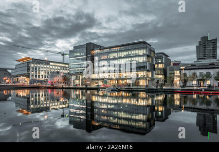 La città di Cork, Cork, Irlanda. 01 ottobre, 2019. Diluvio gli avvisi sono stati rilasciati per il centro cittadino di Cork come edifici per uffici,uno Albert Quay e il riquadro di navigazione si riflettono nel fiume Lee durante una alta marea in Cork Ciry, Cork, Irlanda. - Credito; David Creedon / Alamy Live News Foto Stock