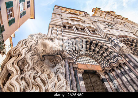 Vista della facciata della cattedrale di San Lorenzo con una statua del leone a Genova Foto Stock