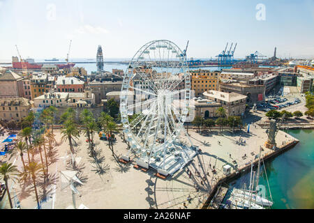 Vista aerea della ruota panoramica di Genova presso il porto turistico nel vecchio quartiere portuale visto dall'ascensore panoramico Bigo di Renzo piano. Foto Stock