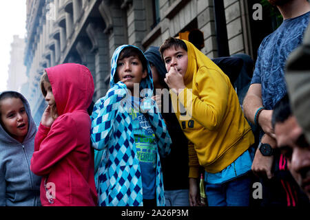 I ragazzi alla mercè, Barcelona, Spagna. Foto Stock