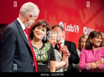 Jeremy Corbyn p.f., leader del partito laburista con la sua moglie Laura Alvarez sul palco la fine del partito laburista Conferenza Annuale 2019 Foto Stock