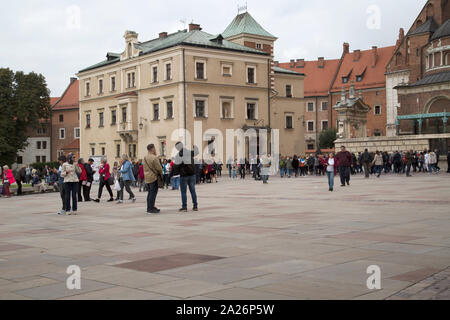 I turisti nella piazza principale al Castello di Wawel, Cracovia in Polonia Foto Stock