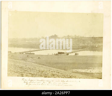 Ponton cioè pontoon ponti di attraversamento Franklins 2-1/2 miglia al di sotto di Fredericksburg, Virginia, di cui 29 Aprile 1863 - dalla pianura al di sopra di fondo di fiume ponti sono stati stabiliti qui in Decr. 1862 & in aprile e giugno 1862 ossia 1863. Foto Stock