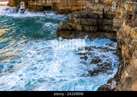 L'Italia, Polignano a Mare e vista delle rocce di Lama Monachile Foto Stock