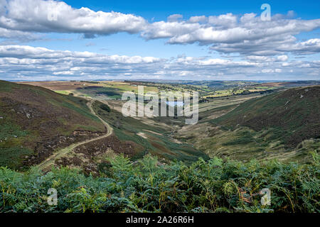 Ponden Clough, una valle sulla West Yorkshire Moors, guardando verso serbatoio Ponden, Stanbury e Haworth in distanza. Foto Stock