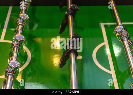 Primo piano di un pallone da calcio con uno sfondo verde Foto Stock