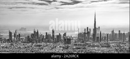 Panoramica vista aerea dello skyline di Dubai in bianco e nero, Emirati Arabi Uniti Foto Stock