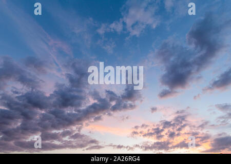 Di un bel colore rosa cloudscape e cieli blu sulla Norfolk NEL REGNO UNITO Foto Stock