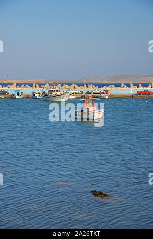 Vista parziale del porto di pesca a Kourmenos bay, Creta, Grecia. Foto Stock