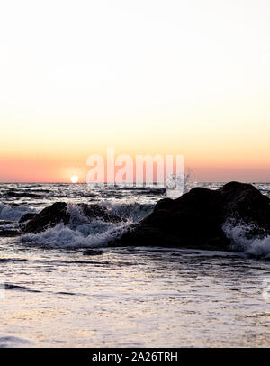 Bel tramonto (sunrise) sul mare, onde bellissime. Messa a fuoco selettiva. Foto Stock