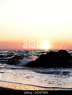 Bel tramonto (sunrise) sul mare, onde bellissime. Messa a fuoco selettiva. Foto Stock