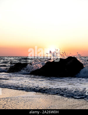 Bel tramonto (sunrise) sul mare, onde bellissime. Messa a fuoco selettiva. Foto Stock