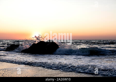 Bel tramonto (sunrise) sul mare, onde bellissime. Messa a fuoco selettiva. Foto Stock