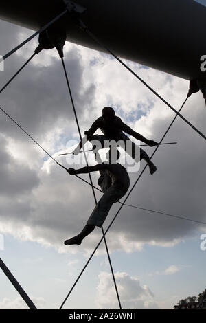 Acrobatico, antigravitazionale sculture di Jerzy Kędziora sul Padre Bernatek passerella (Kładka Ojca Bernatka), Kracow, Polonia Foto Stock
