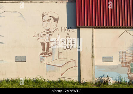 Porzione di un murale (hanno un giorno di Riso) da Dayton Wodrich su edificio in El Campo, una città in Wharton County in Mid-Gulf regione del Texas. Il gioco di parole si riferisce alla comunità principali dell'industria, la lavorazione del riso, coltivate in campi nelle vicinanze Foto Stock