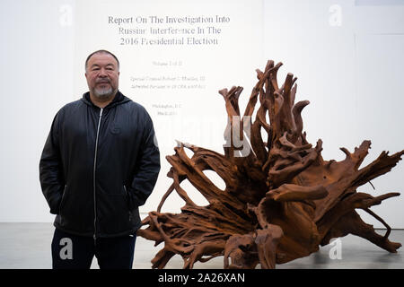 Artista cinese Ai Weiwei stand in davanti di 'Martin 2019' e 'Pagina di copertina del rapporto di Mueller, presentato al Procuratore Generale William Barr da Robert Mueller su Marzo 22, 2019' fatta da Lego come Weiwei apre la sua nuova mostra Ai Weiwei: radici alla Lisson Gallery di Londra. Foto Stock