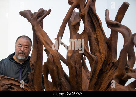 Artista cinese Ai Weiwei stand in dietro 'Martin 2019' come Weiwei apre la sua nuova mostra Ai Weiwei: radici alla Lisson Gallery di Londra. Foto Stock