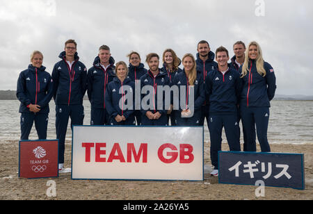 Da sinistra a destra, Gran Bretagna Emma Wilson, Chris Grube, Stuart Bithell, Hannah Mills, Alison giovani, Luca pazienza, Eilidh mcintyre, Charlotte Dobson, Giles Scott, Dylan Fletcher, Tom Scudieri e Saskia Tidey durante il Team GB Tokyo 2020 sailing team annuncio di Haven Rockley Park Holiday Park, il porto di Poole. Foto Stock