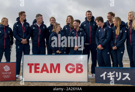 Da sinistra a destra, Gran Bretagna Emma Wilson, Chris Grube, Stuart Bithell, Alison giovani, Hannah Mills, Eilidh mcintyre, Luca pazienza, Giles Scott, Dylan Fletcher, Tom Squires, Saskia Tidey e Charlotte Dobson durante il Team GB Tokyo 2020 sailing team annuncio di Haven Rockley Park Holiday Park, il porto di Poole. Foto Stock