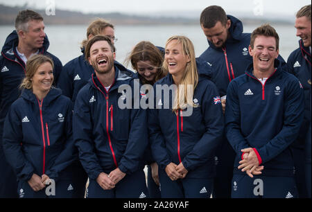 Gran Bretagna Hannah Mills (sinistra), Luca pazienza, Charlotte Dobson e Dylan Fletcher (destra) condividono una barzelletta durante il Team GB Tokyo 2020 sailing team annuncio di Haven Rockley Park Holiday Park, il porto di Poole. Foto Stock