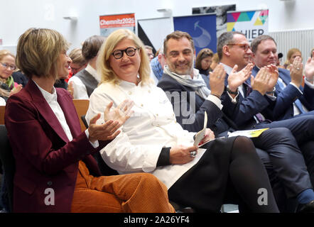 Berlino, Germania. 01 ott 2019. Barbara Ludwig (l-r), il Sindaco della città di Chemnitz, Elisabeth Kreutzkamm-Aumüller, membro del consiglio di amministrazione della capitale culturale movimento Dresda e Julian Vonarb, Sindaco della città di Gera, prendere parte a una conferenza stampa della Fondazione culturale degli Stati federali con l'annuncio del tedesco della città candidate per la "Capitale Europea della Cultura 2025". Credito: Wolfgang Kumm/dpa/Alamy Live News Foto Stock