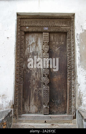 Stile Arabo scolpito arte porta anteriore, Stone Town, Zanzibar, isola di Unguja, Tanzania. Foto Stock