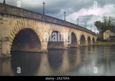 Maidenhead River Bridge, lato sud e proprietà Riverside Foto Stock