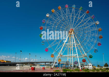 Ruota panoramica vicino alla spiaggia nella città di Pescara Foto Stock