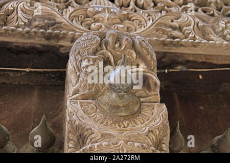La parte centrale di stile arabo arte porta scolpito, Stone Town, Zanzibar, isola di Unguja, Tanzania. Foto Stock