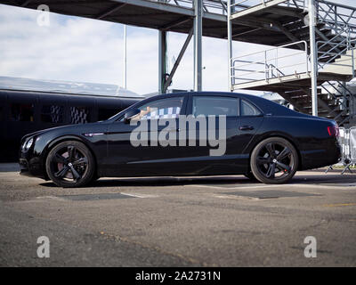 MONTMELO, SPAGNA-Settembre 28, 2019: Nero 2018 Bentley Flying Spur W12 (seconda generazione) a strade di città (vista laterale) Foto Stock