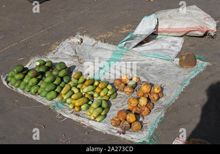 Frutta e verdura in vendita nel mercato di Darajani in Stone Town, Zanzibar, Unguja, Tanzania. Foto Stock