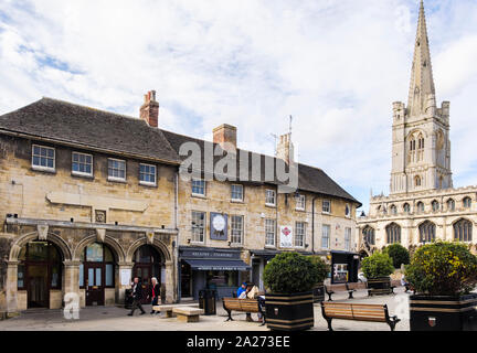 Nelsons autentica Melton Mowbray pasticcio di maiale makers shop e Chiesa di Tutti i Santi. Red Lion Square, Stamford, Lincolnshire, Inghilterra, Regno Unito, Gran Bretagna Foto Stock