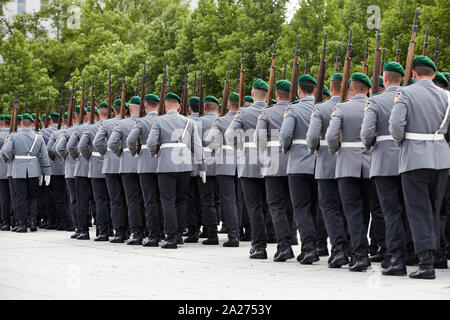 14.05.2019, Berlin, Berlin, Germania - i soldati del battaglione di guardia marzo in formazione per un ricevimento con gli onori militari. 00R190514D141CAROEX.jpg Foto Stock