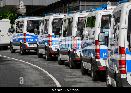 03.05.2019, Essen, Nord Reno-Westfalia, Germania - i veicoli della polizia, polizia in azione a venerdì per la futura manifestazione in occasione della Foto Stock