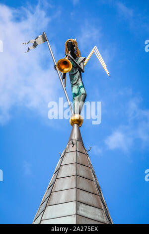 05.05.2019, Kevelaer, Renania settentrionale-Vestfalia, Germania - Trombone angelo presso la Torre della Basilica di Maria nel luogo di pellegrinaggio Kevelaer. 00X19050 Foto Stock