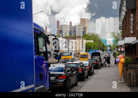 09.05.2019, Niederaussem, Renania settentrionale-Vestfalia, Germania - vista città con RWE alimentato a lignite power plant Niederaussem. 00x190509D123CAROEX.JPG [modello Foto Stock