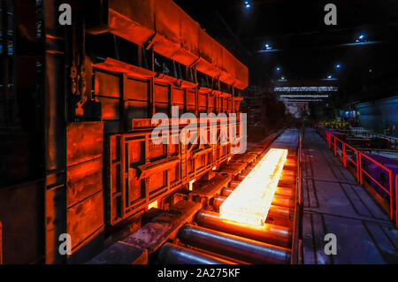 22.05.2019, Duisburg, Renania settentrionale-Vestfalia, Germania - ThyssenKrupp Steel Europe, la produzione di acciaio nel mulino di acciaio, qui incandescente bramme di acciaio nel Foto Stock