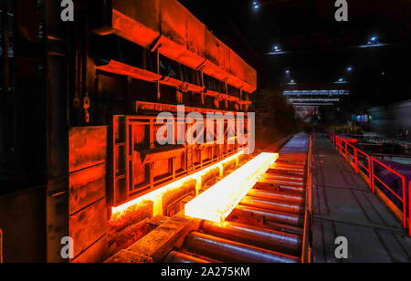 22.05.2019, Duisburg, Renania settentrionale-Vestfalia, Germania - ThyssenKrupp Steel Europe, la produzione di acciaio nel mulino di acciaio, qui incandescente bramme di acciaio nel Foto Stock