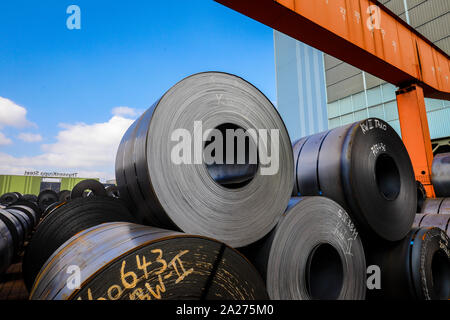22.05.2019, Duisburg, Renania settentrionale-Vestfalia, Germania - ThyssenKrupp Steel Europe, la produzione di acciaio nel mulino di acciaio, qui le bobine di acciaio nella parte esterna w Foto Stock