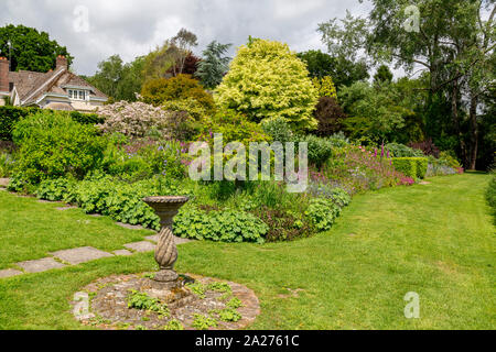 I letti del Giardino delle Rose sono riempiti con una ricca varietà di piante perenni e arbusti a Burrow Agriturismo Giardini, vicino, Axminster Devon, Inghilterra, Regno Unito Foto Stock