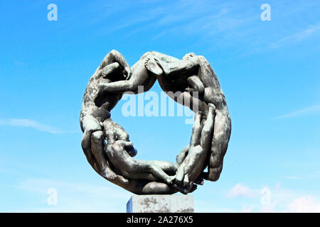 Statua di bronzo di ruota la vita nel Vigelandpark, Oslo Foto Stock