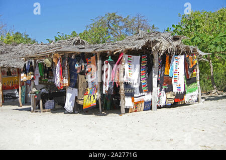 Panni, accappatoi, stuoie e assorbenti venduti da hawker in stallo in mercato aperto sulla spiaggia, Zanzibar, isola di Unguja, Tanzania. Foto Stock