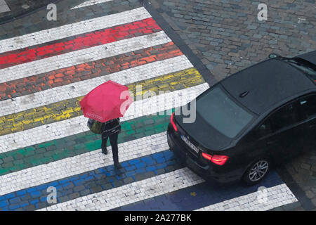 Bruxelles, Belgio. 1 Ott 2019. Le persone camminano per la strada durante una pioggia pesante. Credito: ALEXANDROS MICHAILIDIS/Alamy Live News Credito: ALEXANDROS MICHAILIDIS/Alamy Live News Foto Stock