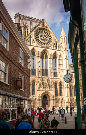 York Minster visto attraverso le strade medievali del centro storico di York Foto Stock