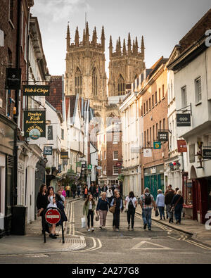 York Minster visto attraverso le strade medievali del centro storico di York Foto Stock