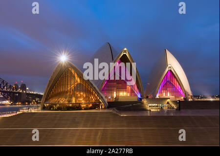 Vista ravvicinata della iconica Sydney Opera House di notte durante il festival di brillanti. Foto Stock