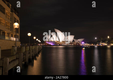 Vista ravvicinata della iconica Sydney Opera House di notte. Foto Stock