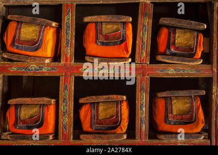 Folio di vecchi manoscritti nella biblioteca del monastero di Thiksey, Ladakh Foto Stock