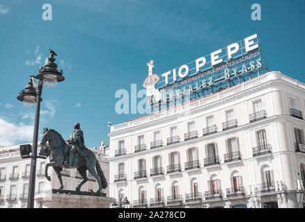 MADRID, Spagna - Settembre 2019: Tio Pepe pubblicità sulla costruzione e la statua a Puerta del Sol di Madrid Foto Stock