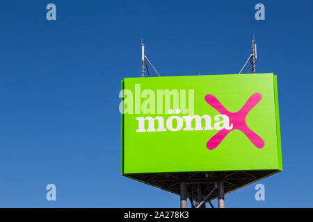 Mömax Moemax furniture store grande segno del montante con montante mobile contro il cielo blu a Sopron, Ungheria Foto Stock